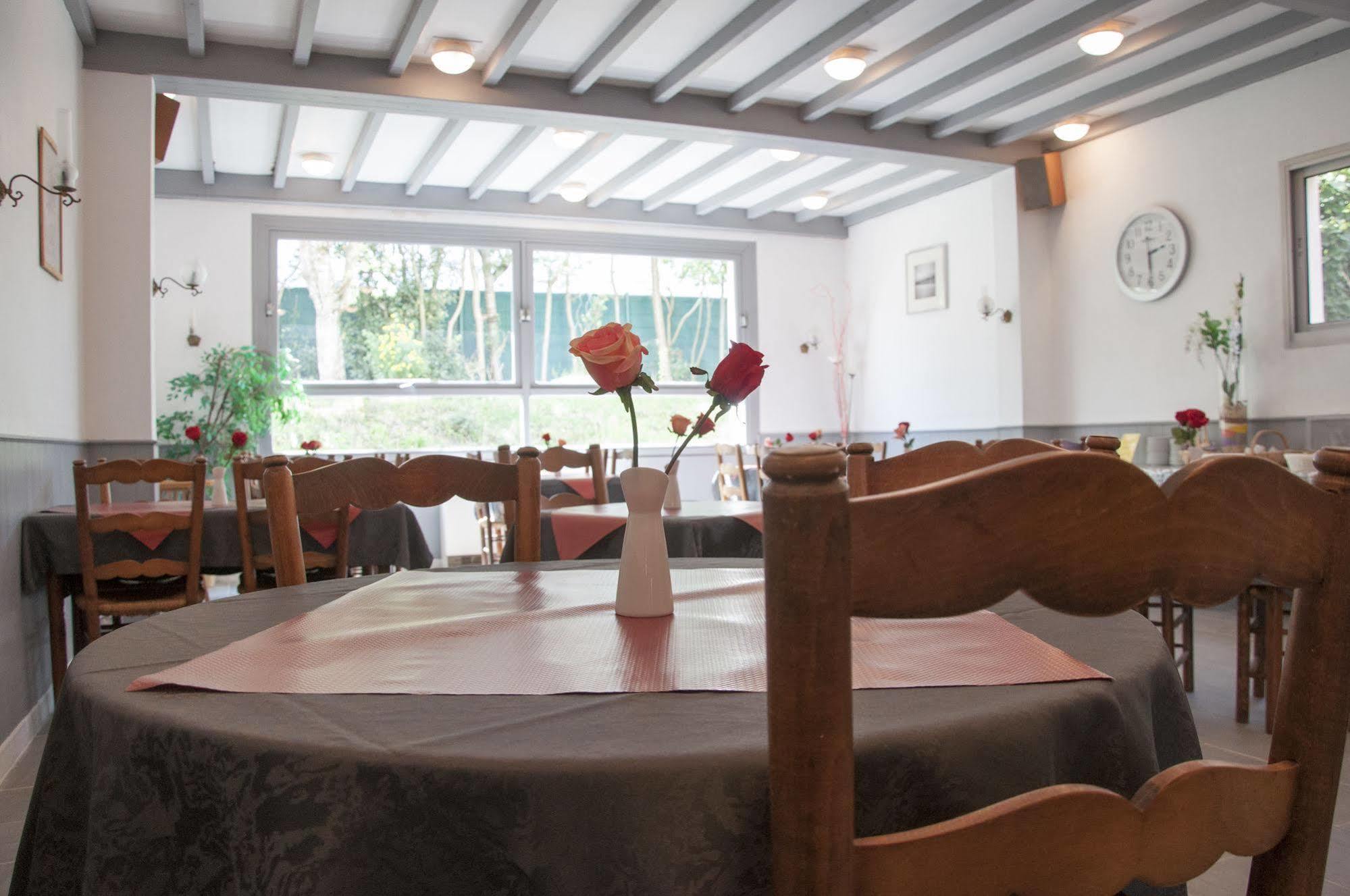 Le Pavillon Bleu Hotel Restaurant รัวย็อง ภายนอก รูปภาพ